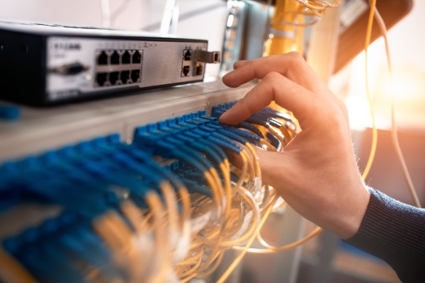 Person arbeitet an einer Elektroanlage